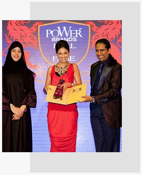 Uma receiving a Power Brands award on stage