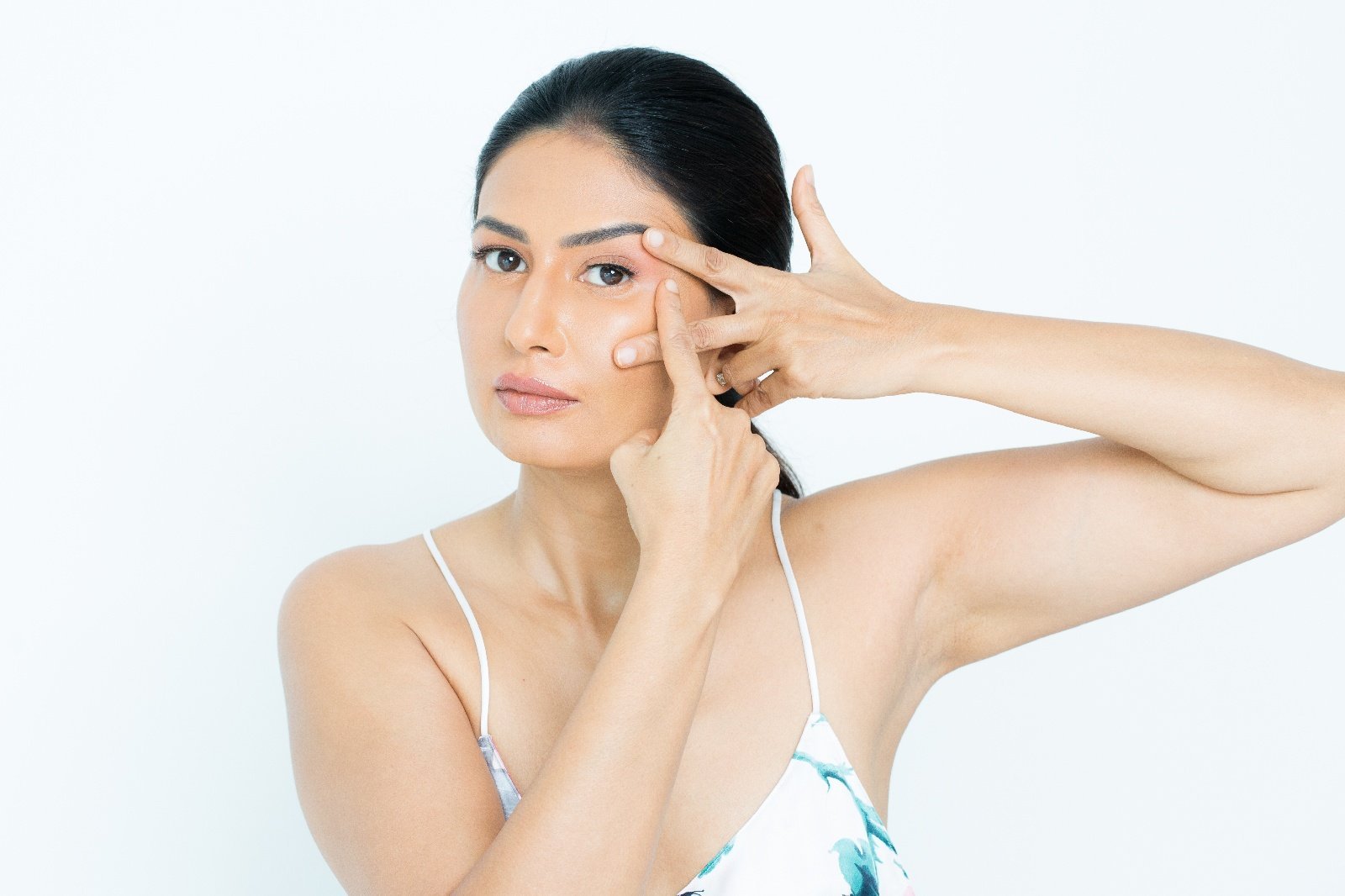 Uma demonstrating support around her eyes